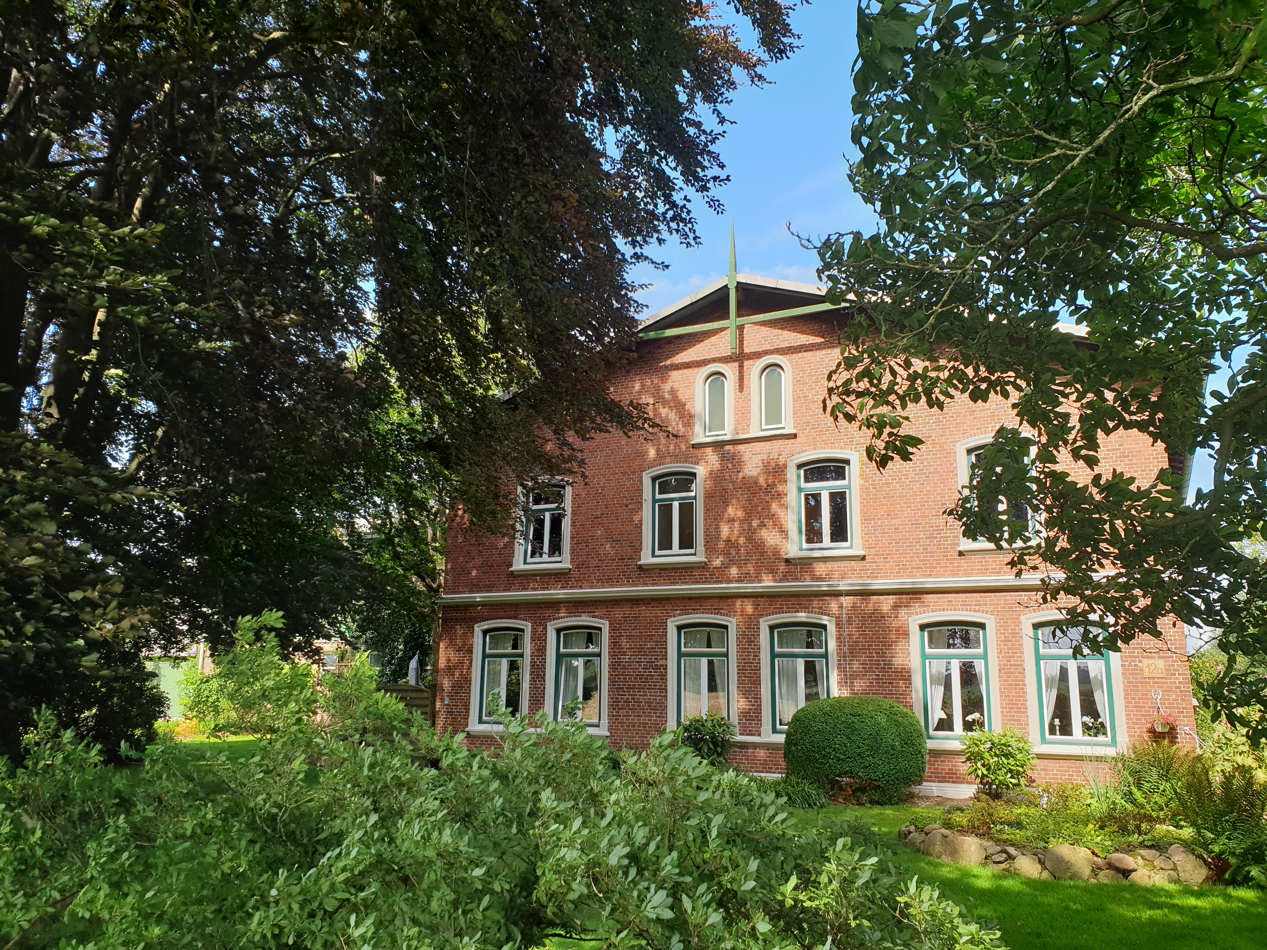 🏡 Hof mit arrondierten Flächen nordwestlich von Hamburg – Standort für Neuentwicklung gesucht